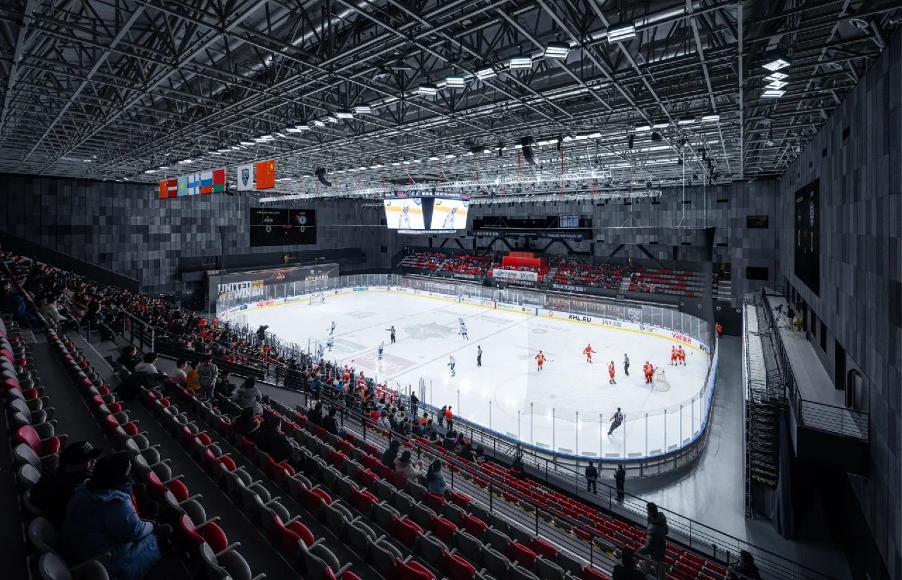 开云体育官方网站-场面火爆!冰球观众席沸腾不已的简单介绍