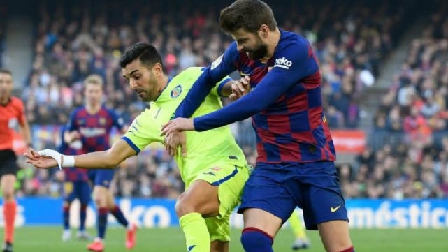 开云体育在线-切尔西鏖战塞维利亚，皮克高光表现