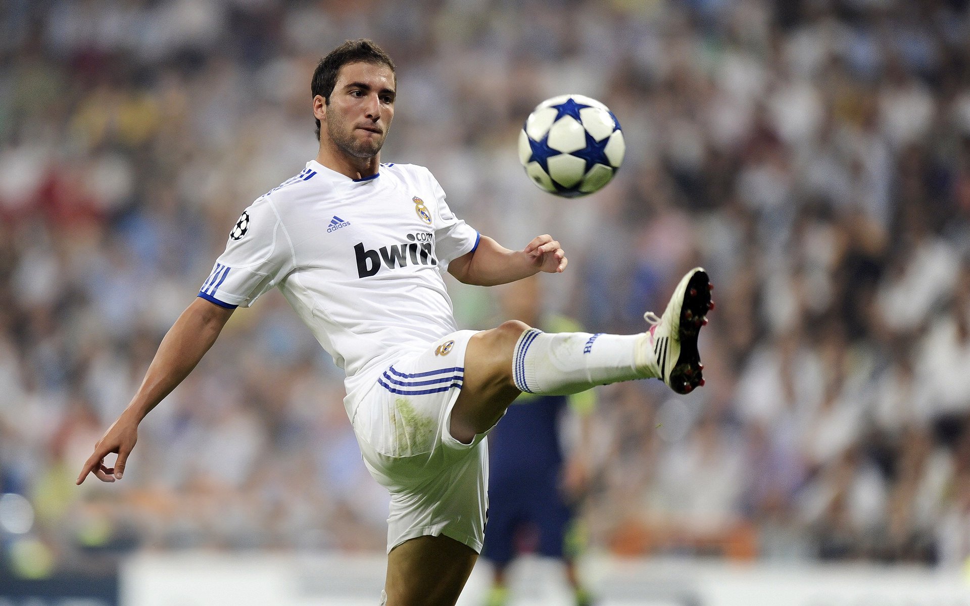 开云平台-奥亚尔萨瓦尔闪电破门引爆全场，伊朗险胜玻利维亚惊险晋级